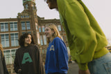 Sweater in de kleur Surf the web blauw, gemaakt van biologisch sweat. ANTHI voor teens MINGO mingokids.