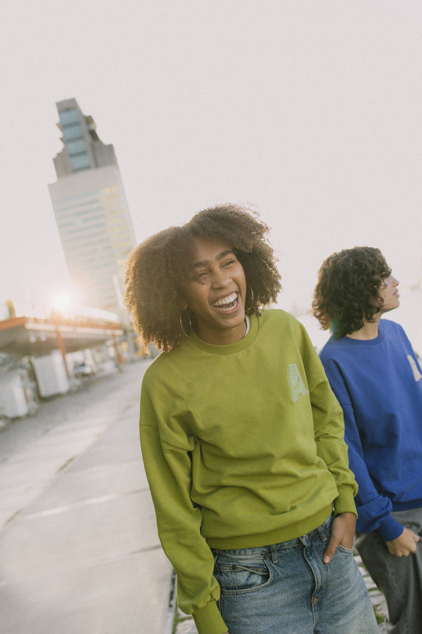 Sweater in de kleur Woodbine groen, gemaakt van biologisch sweat. ANTHI voor teens MINGO mingokids.